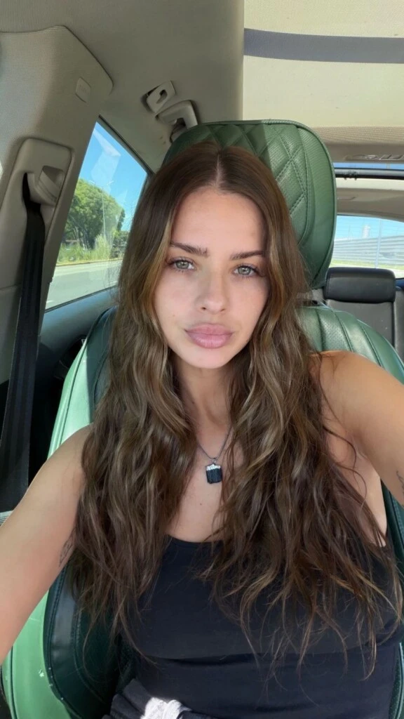 La actriz llamó la atención de sus seguidores al lucir un collar oscuro, de estética sobria y minimalista, combinado con una delicada gargantilla plateada. Foto: Instagram