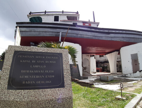 Un barco sobre un techo y 59 sobrevivientes: la historia real del tsunami de 2004