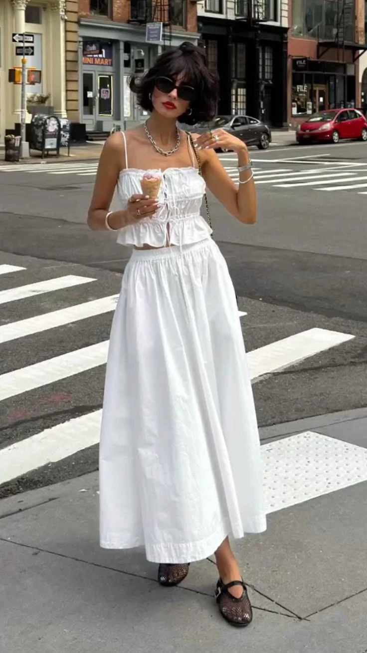 La pollera blanca es el comodín del verano: del look de oficina a las noches de fiesta