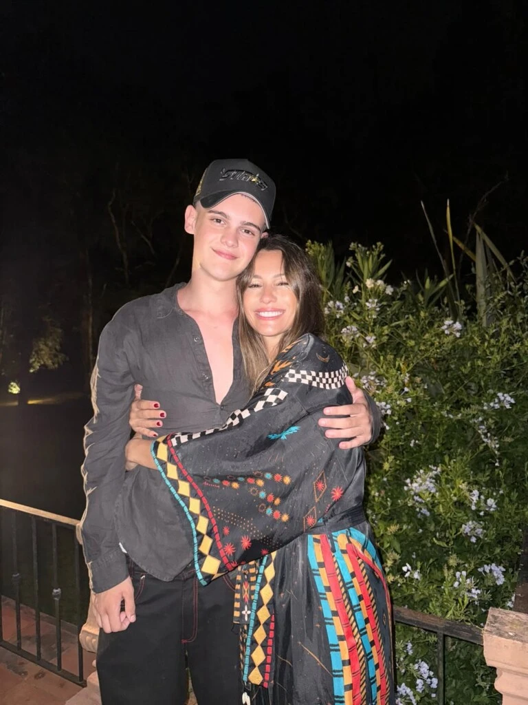 Bautista y su mamá posando con amor.