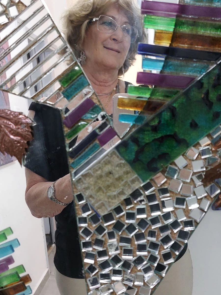 Arquitecta y urbanista de formación, artista del vidrio 