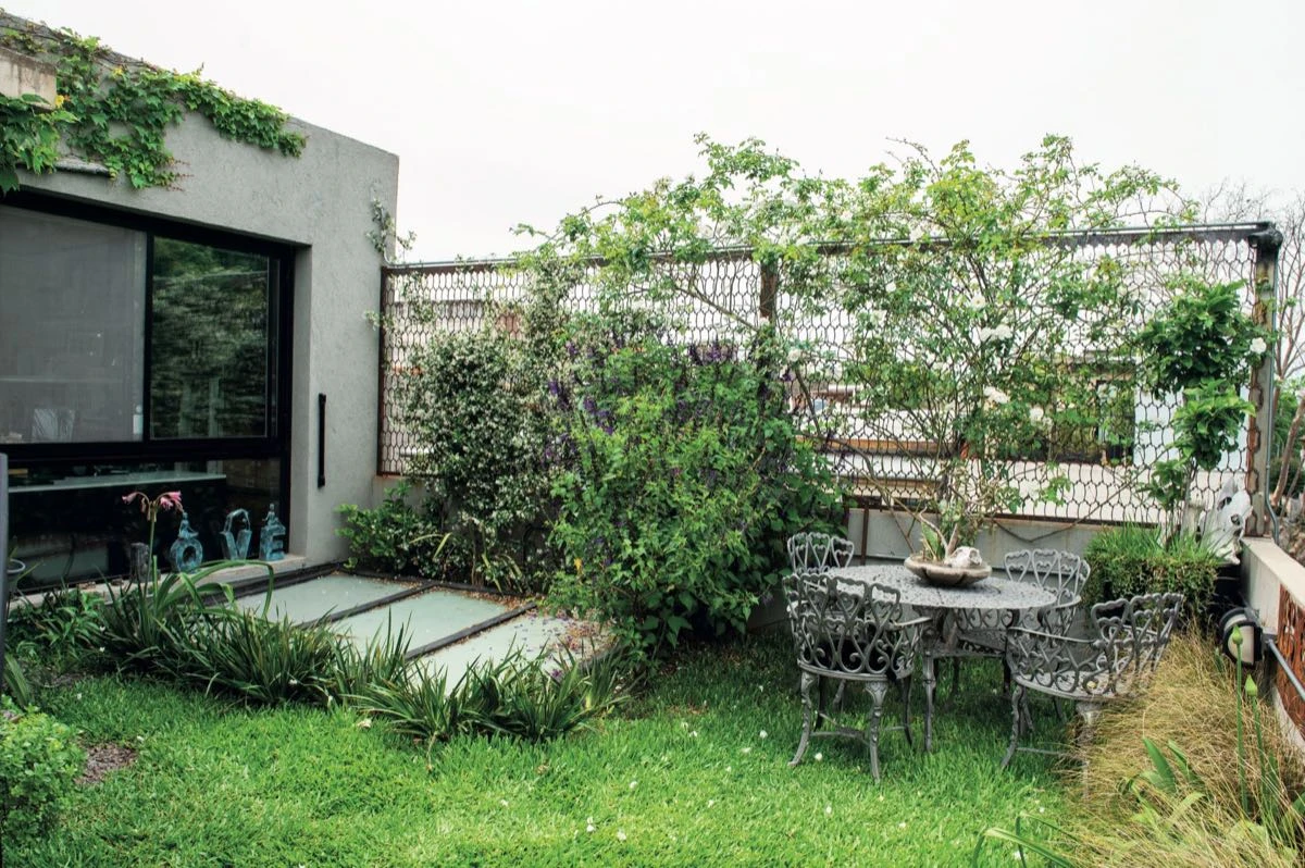 ¡Viva el verde! en la parte alta de la casa de Laura Ale y su familia. 