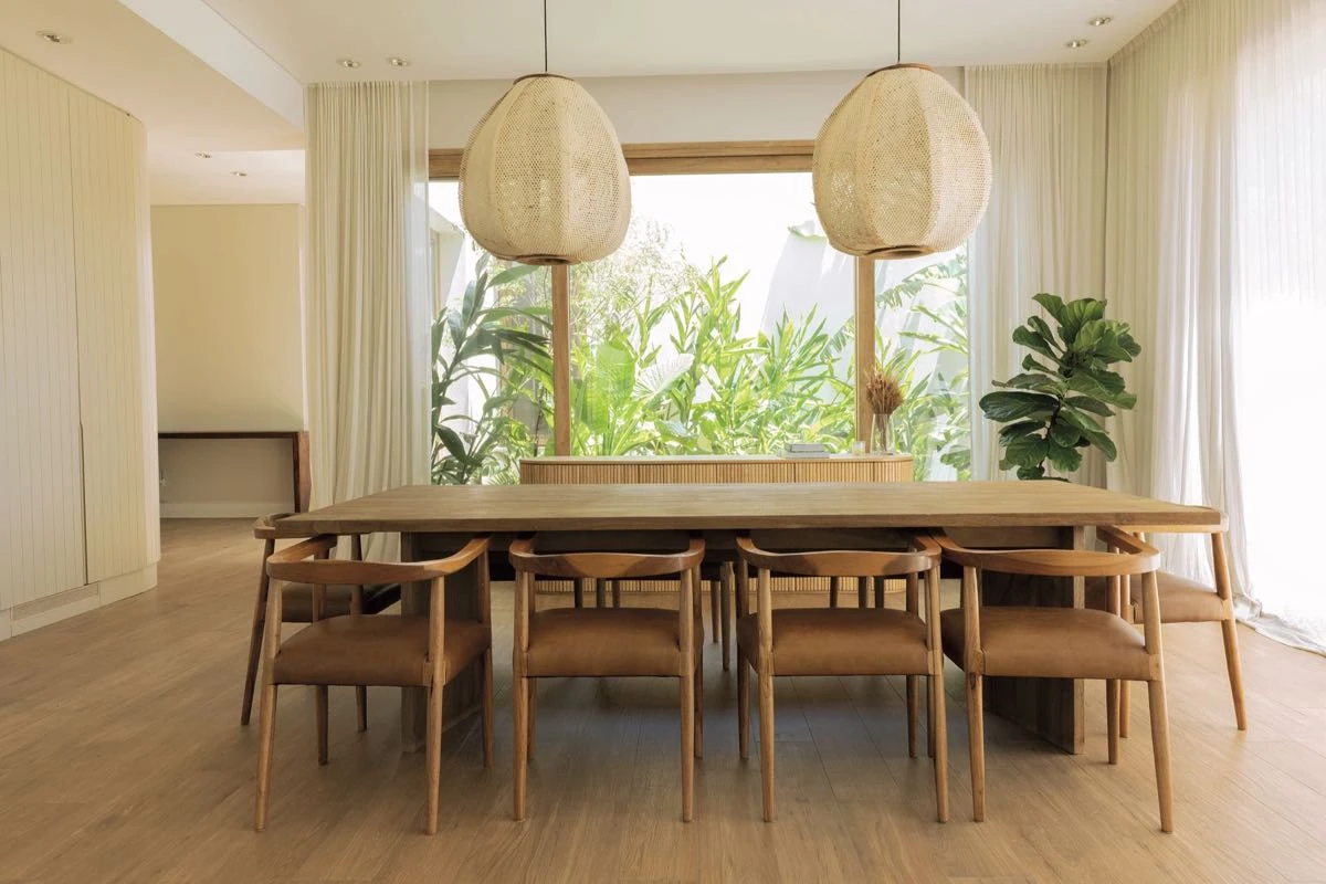 El comedor con lámparas colgantes de hilados naturales. 