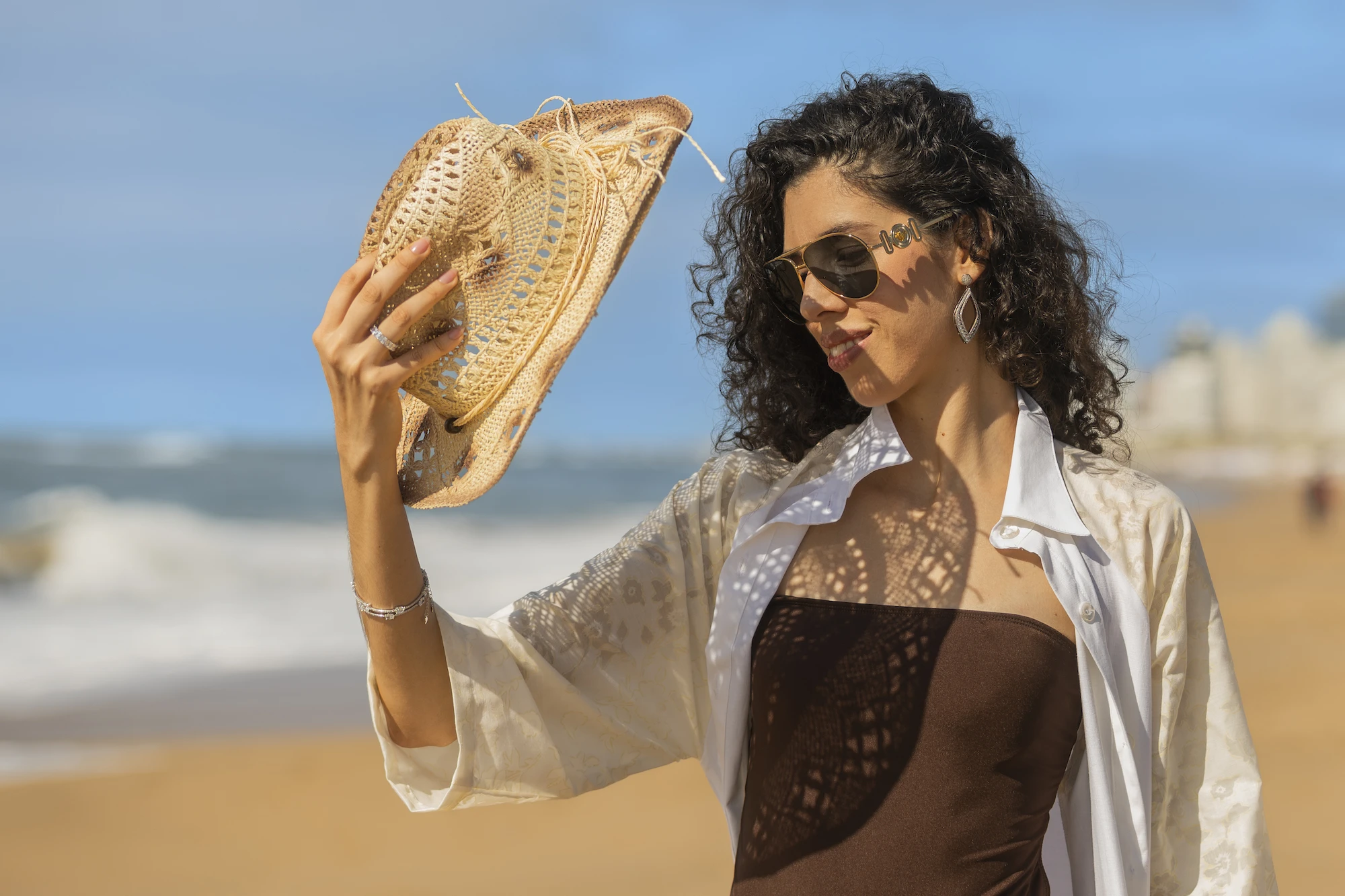 Camisa La Madoery, traje de baño Azul de Creta, gafas Europtica, sombrero Delaverahats, joyas Rubi Rubi.