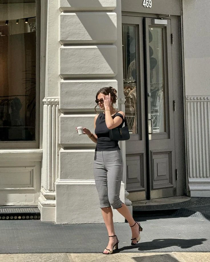 Con los capris + tacos podés armar un look bien elevado.