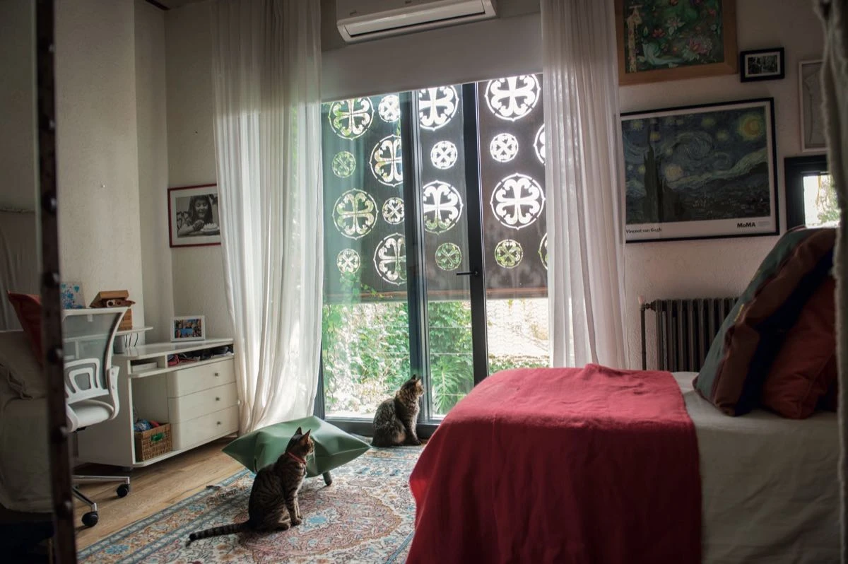 El panel calado no solo es decorativo sino que actúa como panel protector del sol y calor.