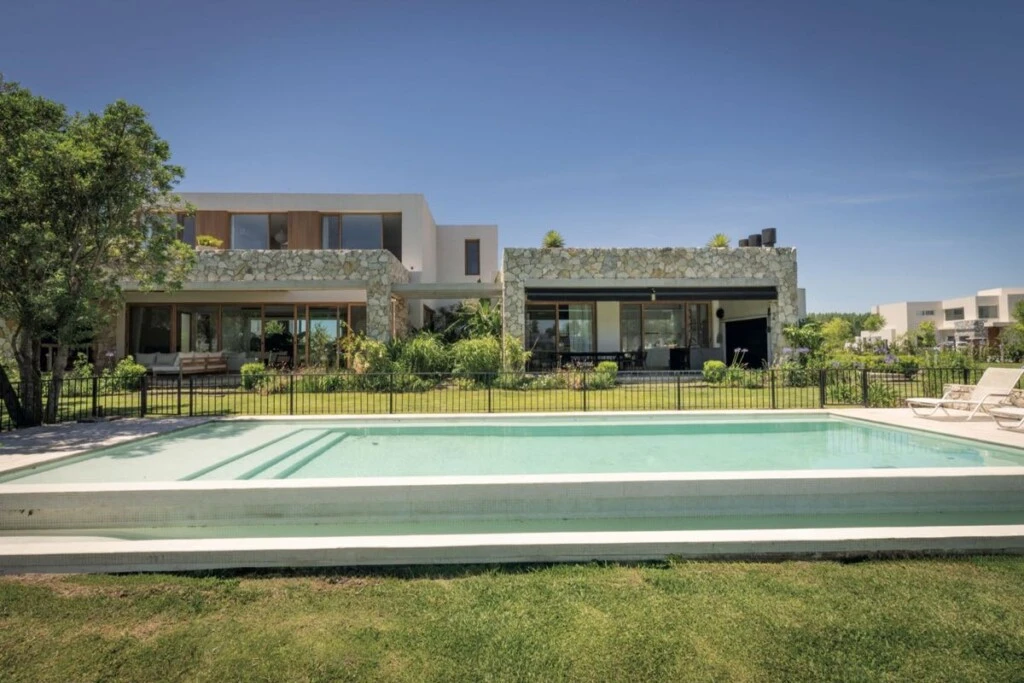 La piscina con la casa a vista, diseñada para disfrutar. 