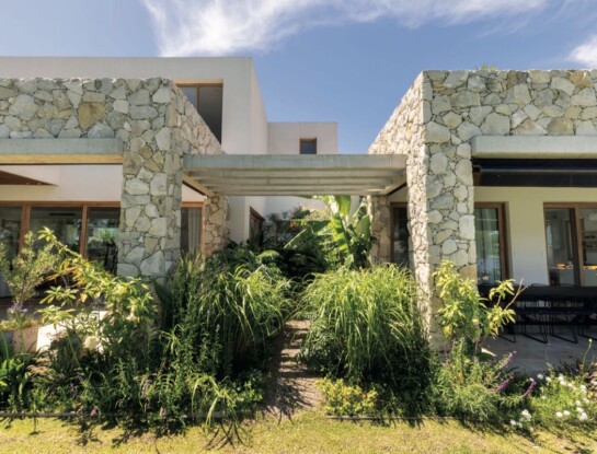 En una casa abierta al exterior la arquitectura se vuelve paisaje 