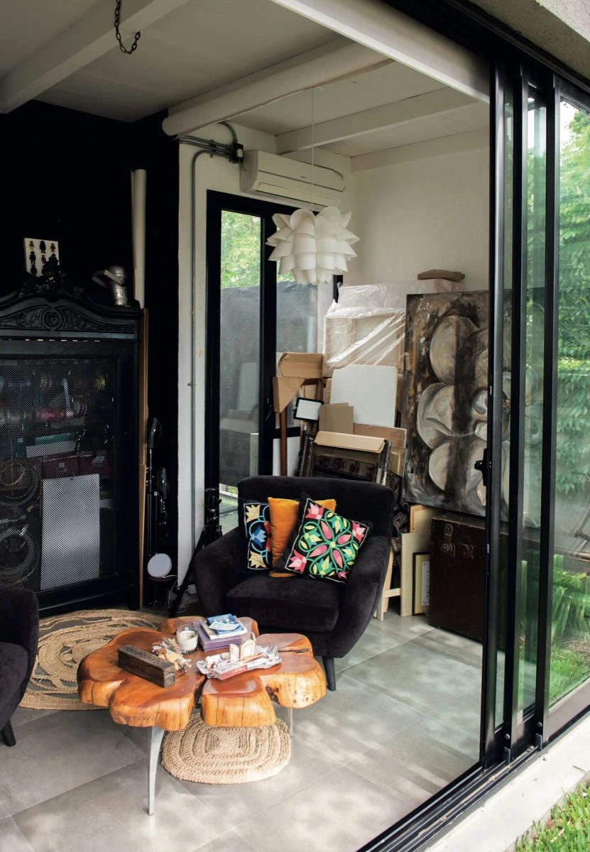 Un rincón para estar y relajar en el piso del taller de Laura Ale. 