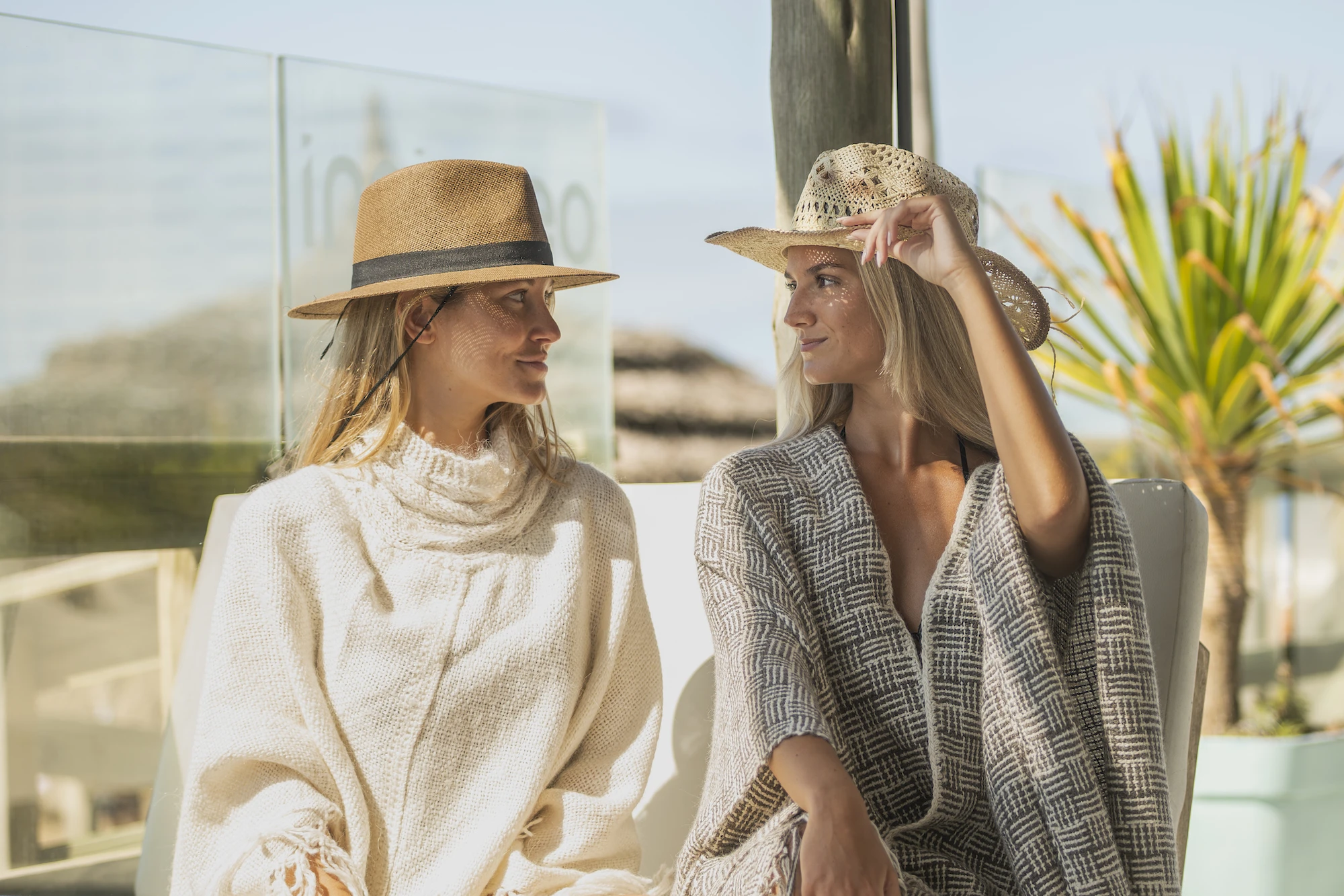 Poncho y ruana de Costumbres Andinas, sombrero de Delaverahats.