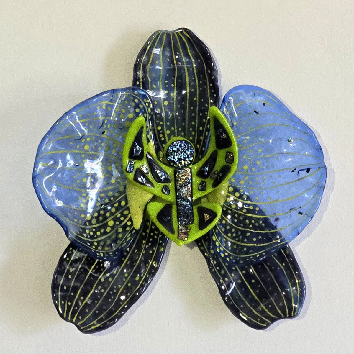 “El vidrio es un material extraordinario: aunque está hecho de algo tan simple como la arena, su versatilidad ofrece infinitas posibilidades de expresión artística -expresa Fanny- 