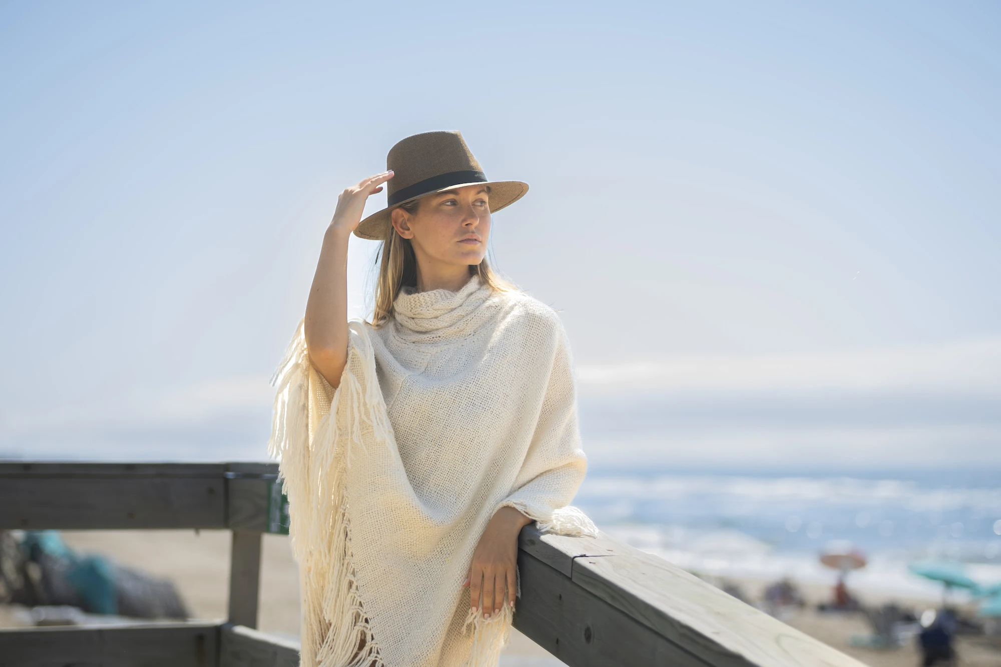 Ideal para un atardecer fresco, poncho de Costumbres Andinas y sombrero de Delaverahats.