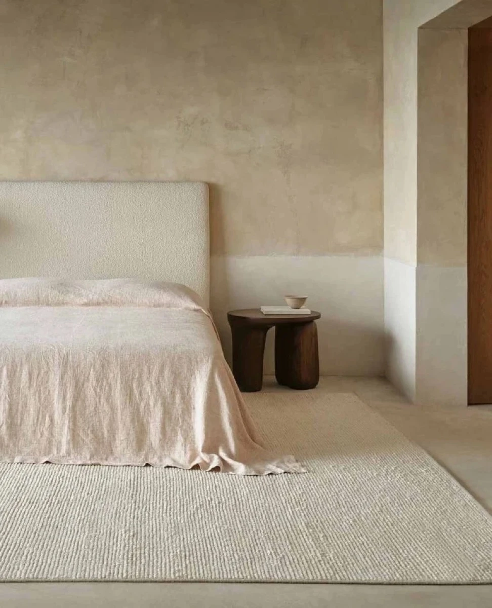 En el dormitorio, el boho deluxe se expresa a través de una atmósfera relajada.