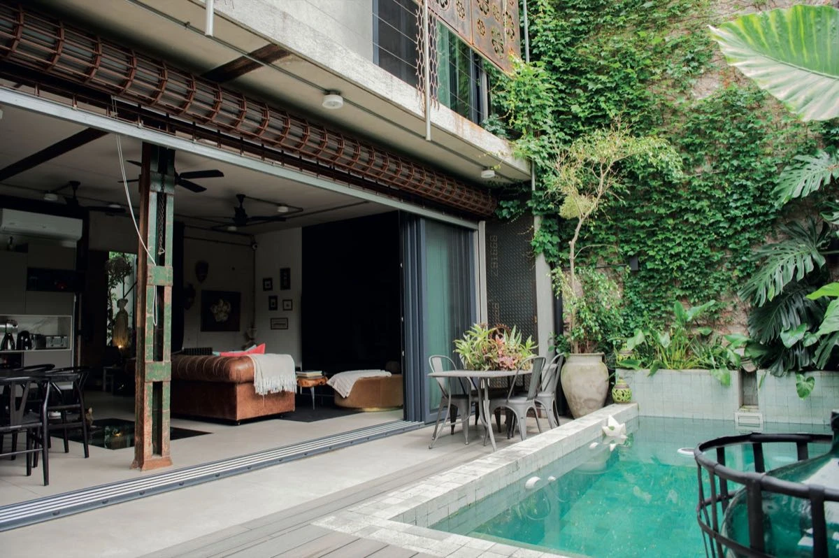 La pileta revestida en tonos suaves se integra de manera natural al entorno