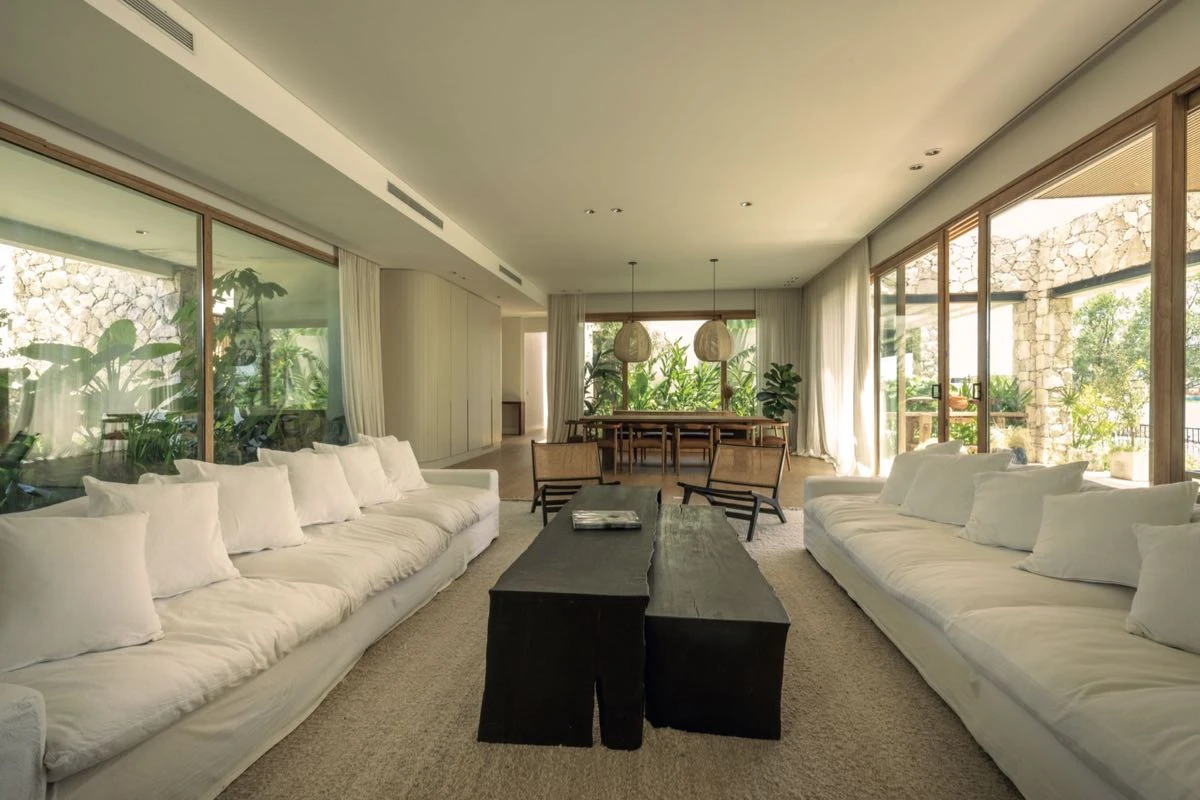 El living con vista a la naturaleza. 