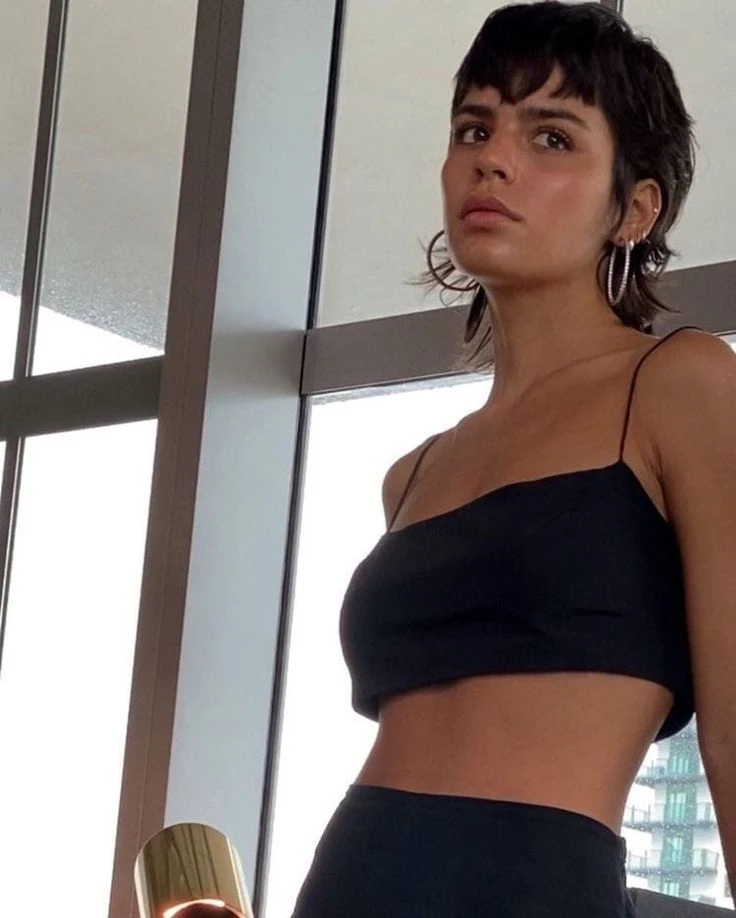 Pixie con capas largas y flequillo