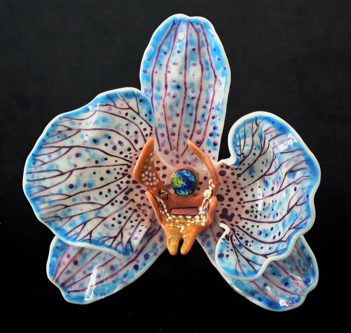 Colores y brillos de la vitrofusión en manos de Fanny Finchelman. 