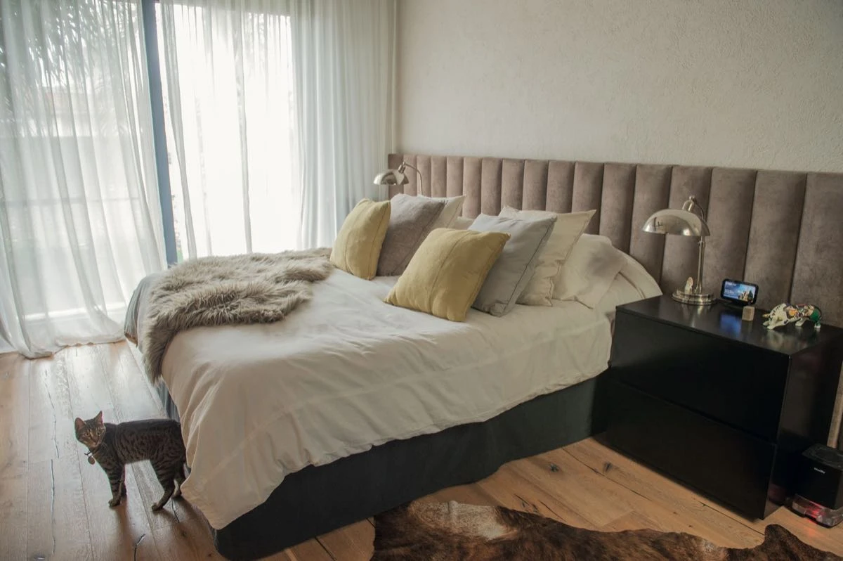  El dormitorio principal fue concebido como un santuario de descanso. 