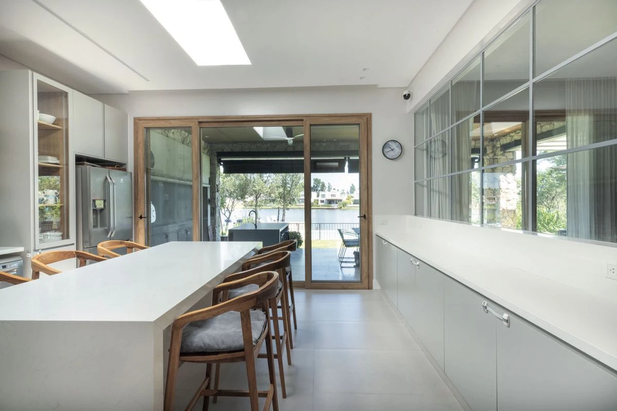 La cocina también dialoga con el exterior. 