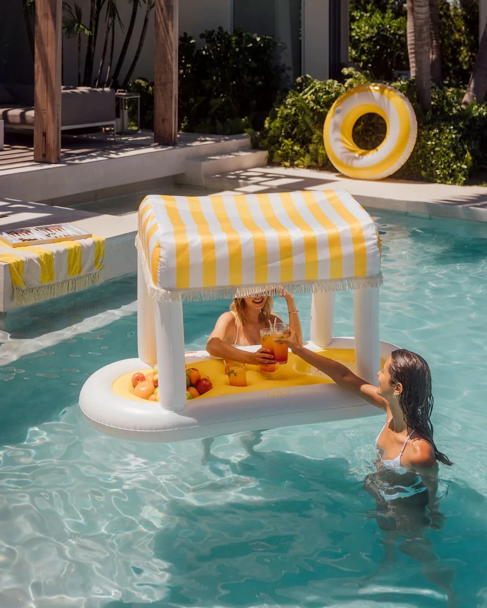 el FUNBOY Floating Cabana Bar, un bar flotante para usar dentro de la piscina como estación de bebidas 