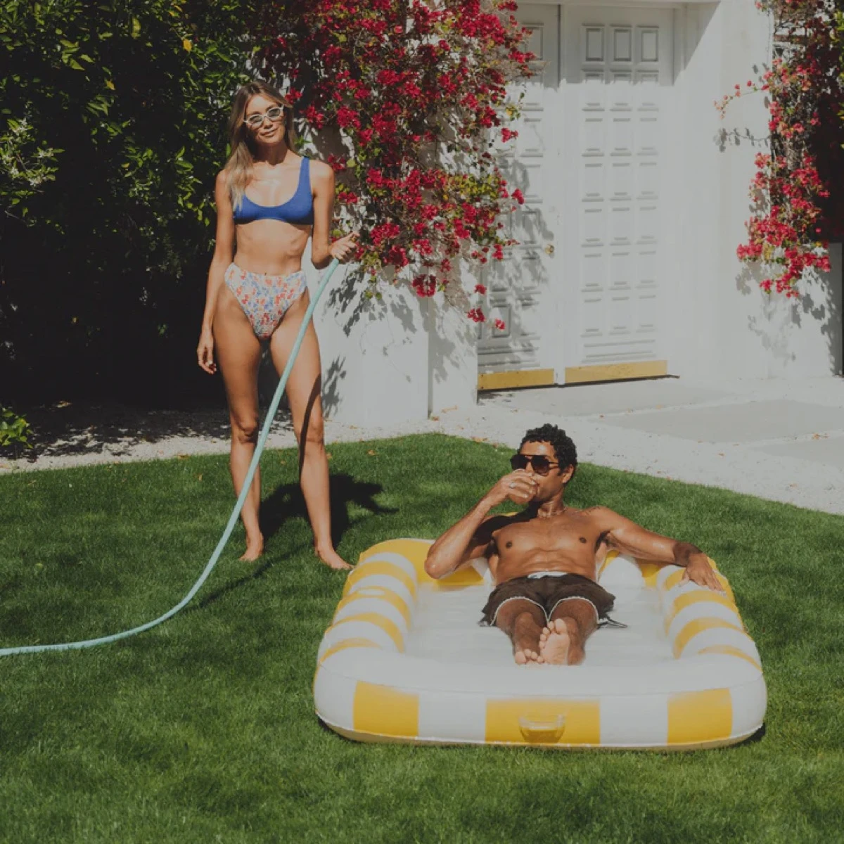 Postal de verano 2026: el verano del boom del tanning pool. 