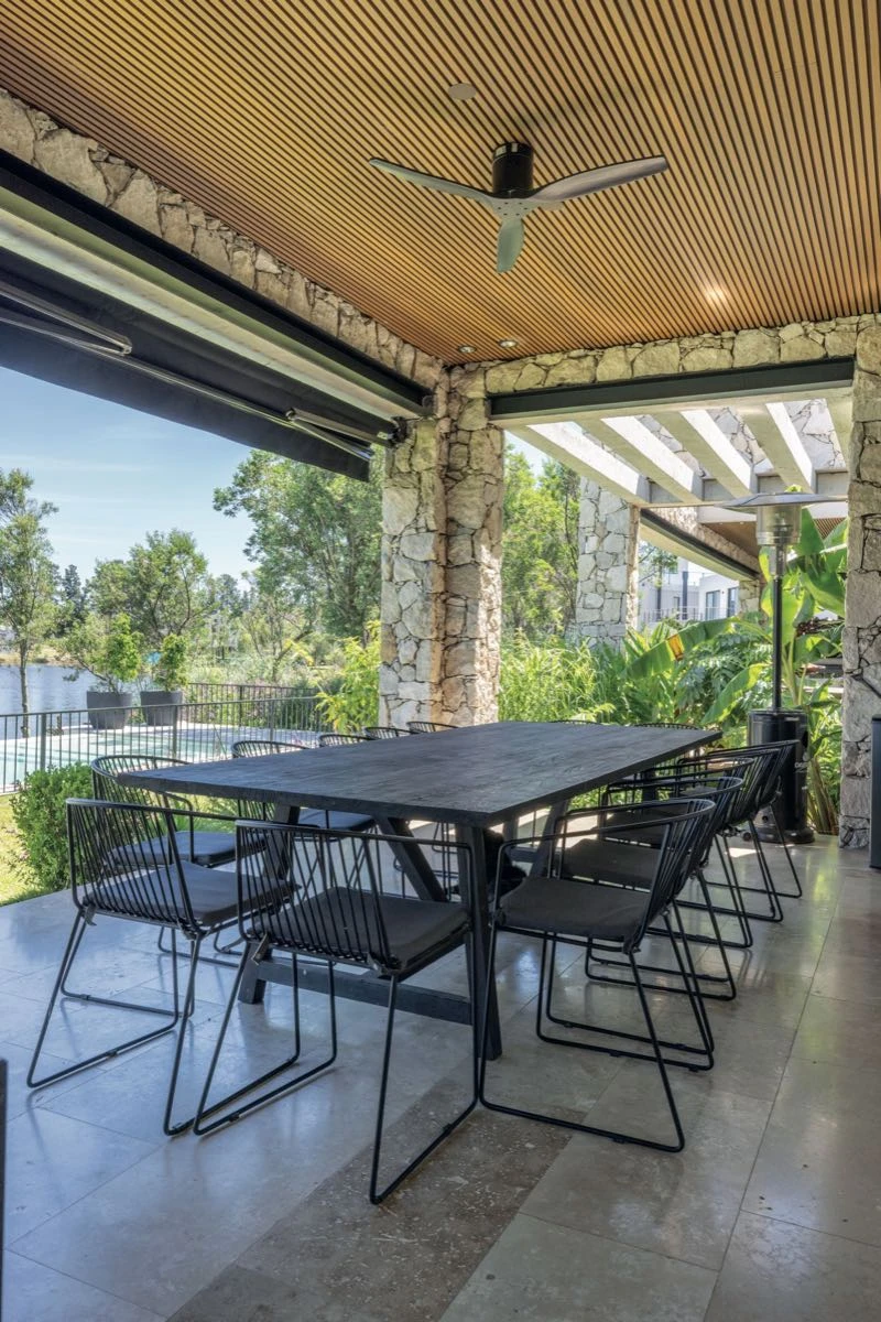 El comedor exterior, simple, elegante y funcional. 