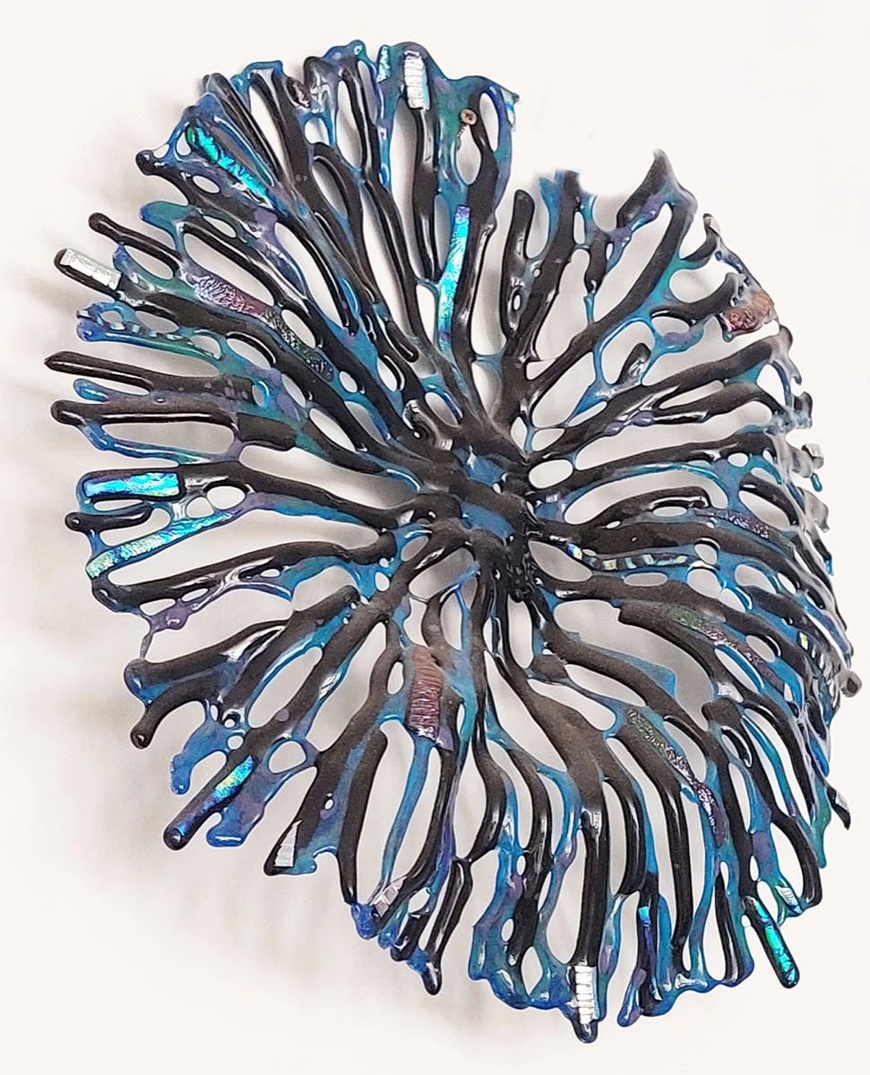 Puede ser transparente, vibrante, y crear reflejos y juegos de luz y color muy diversos. 