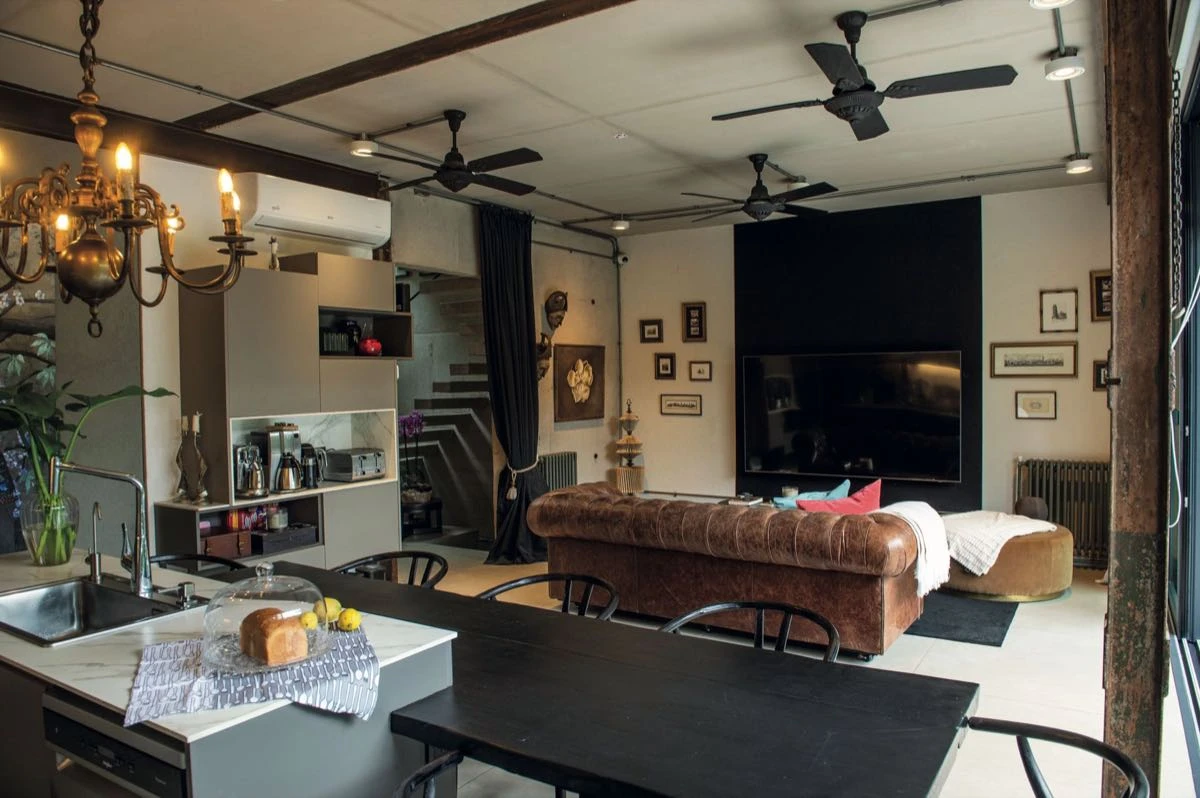 El living vibra entre lo íntimo y lo escenográfico.