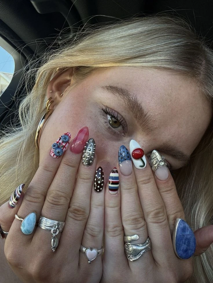 Las mix & match nails marcan tendencia.