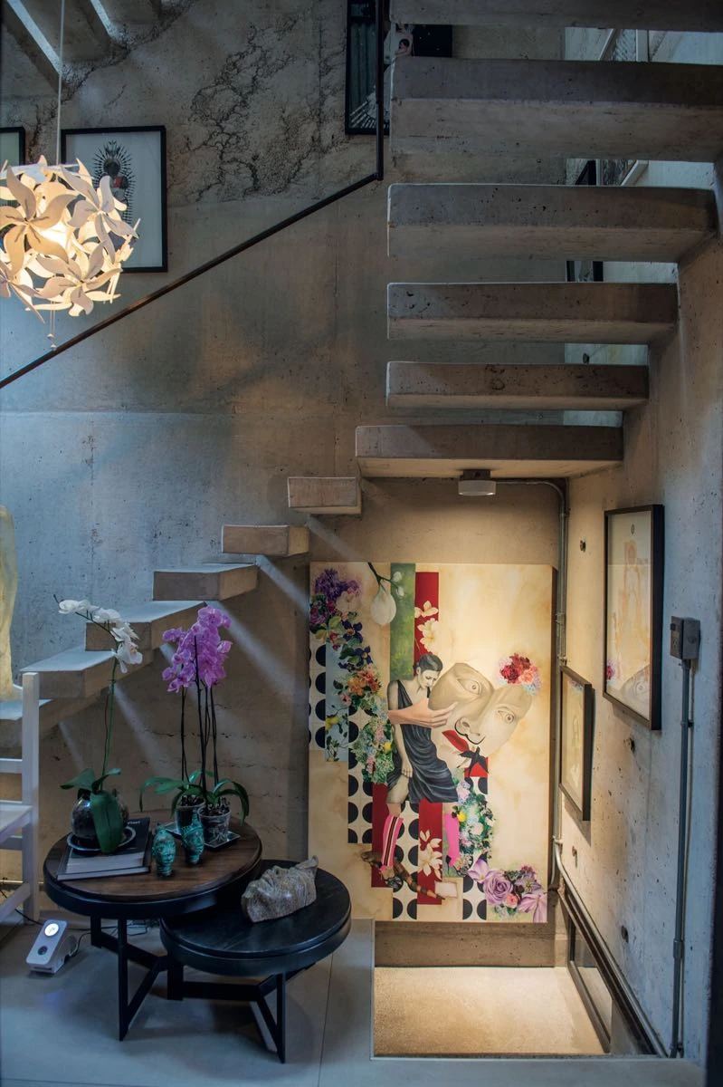 En la escalera conviven piezas de arte, objetos escultóricos y juegos de luz natural. 