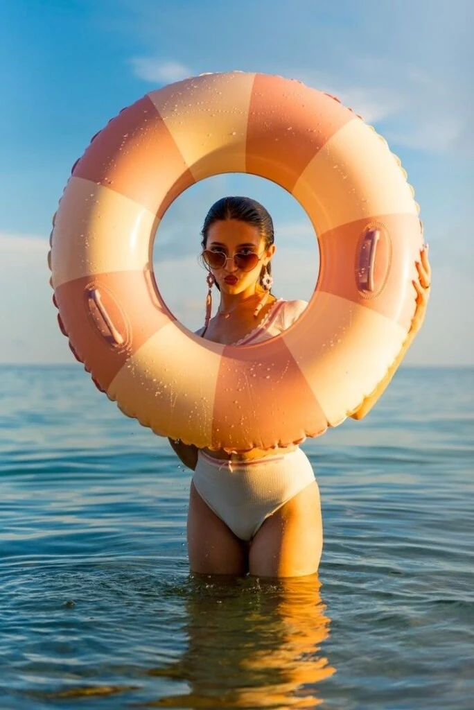 Hoy, el salvavidas inflable se resignifica y entra de lleno en la lógica de las tendencias virales: simple, retro, divertido y extremadamente fotogénico.