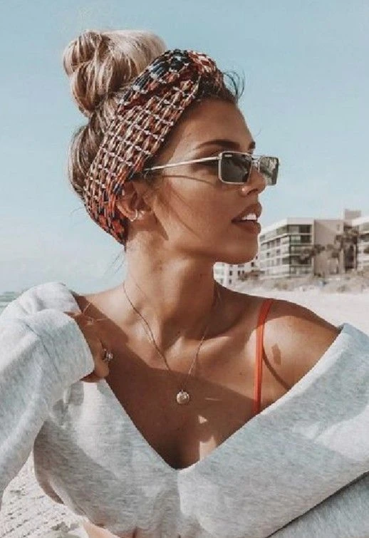 Así se lleva el pelo a la playa: con pañuelo
