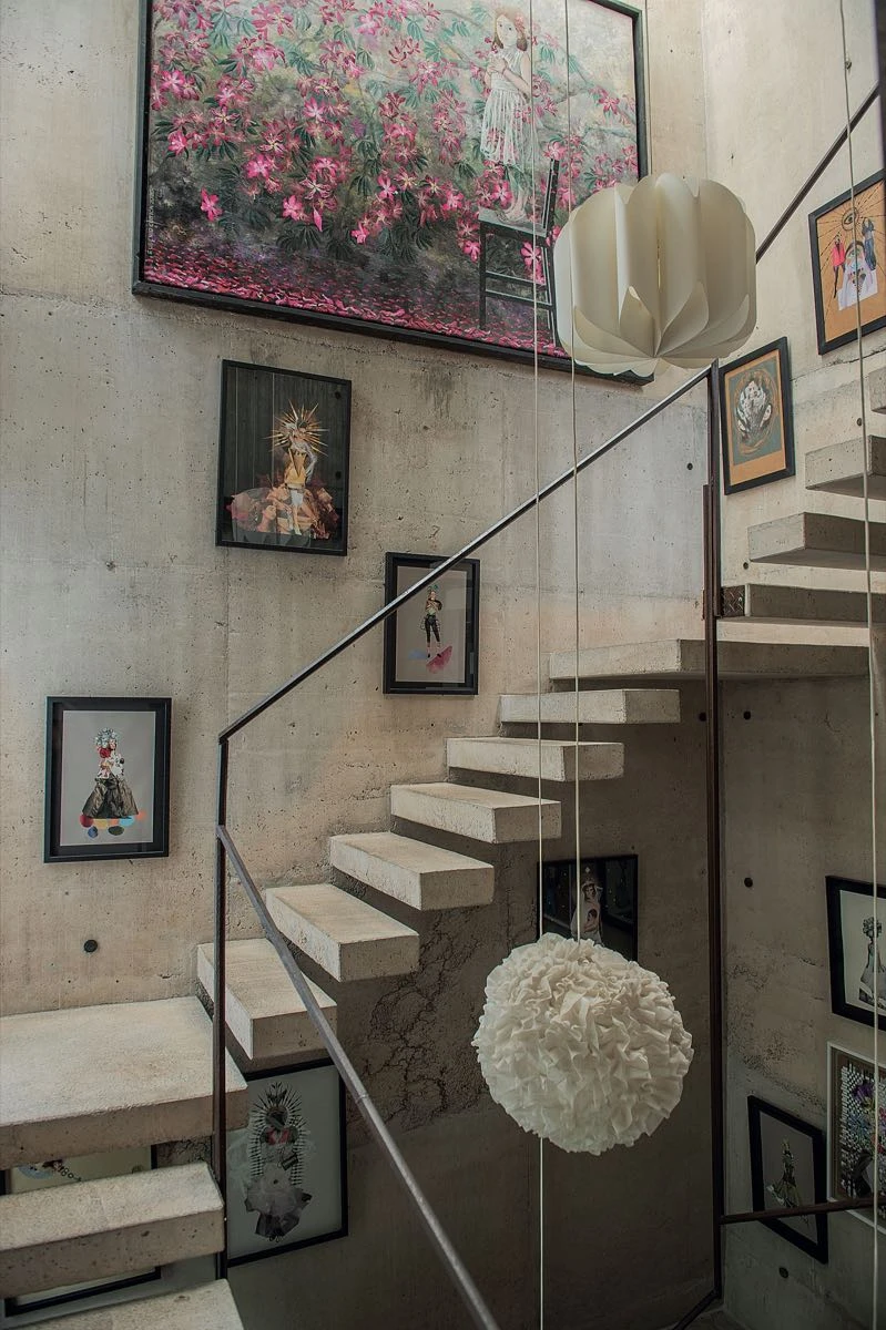 “Queríamos una escalera que flotara, que fuera luminosa y liviana", describe Laura Ale. 