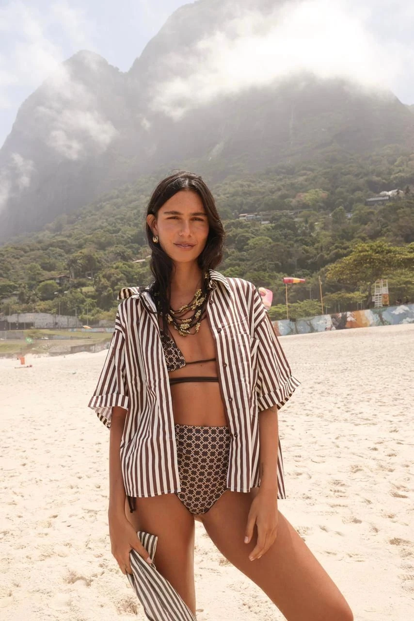 Camisa sobre el traje de baño