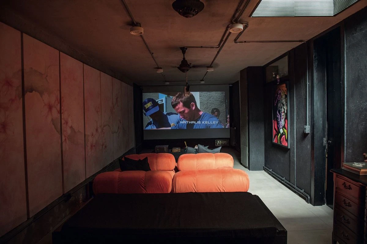 En el nivel inferior de la casa, una sala de cine estrena una nueva historia cada día. 