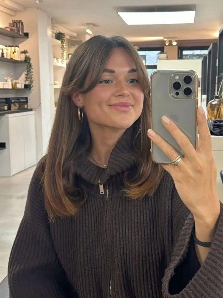 El flequillo cortina o lateral alarga visualmente el rostro.