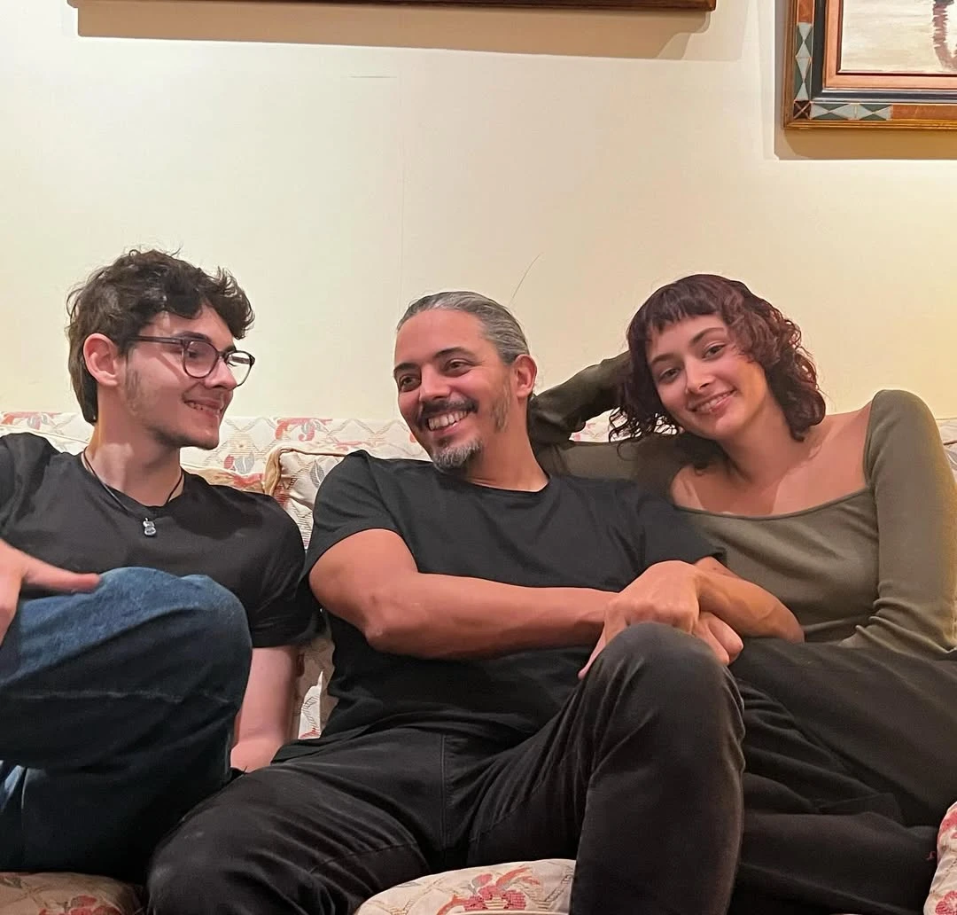 Yaco González con sus hijos Francisco y Juana en una foto actual.