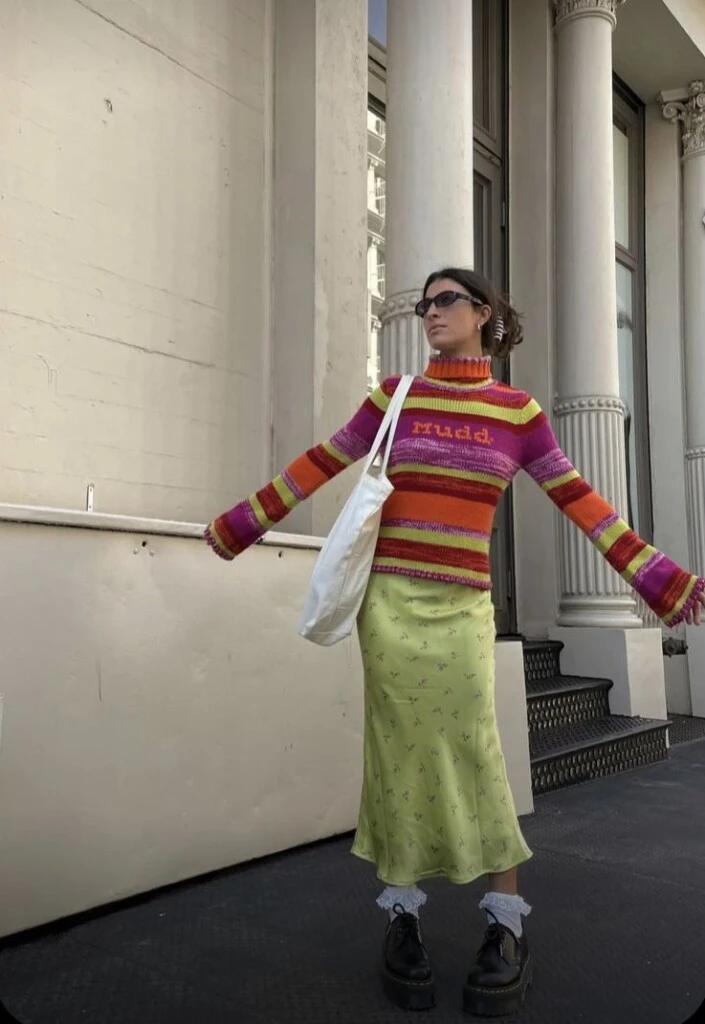 Es una moda colorida que posee prendas vintage.