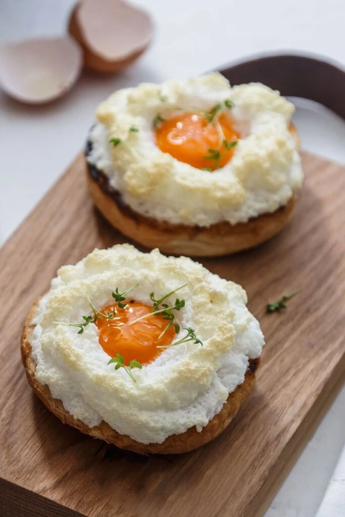 Huevos nube: una receta para arrancar bien arriba tus mañanas

