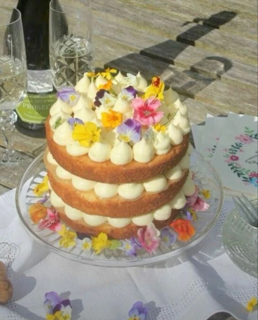 Cómo preparar flores comestibles: la receta ideal para decorar tus tortas

