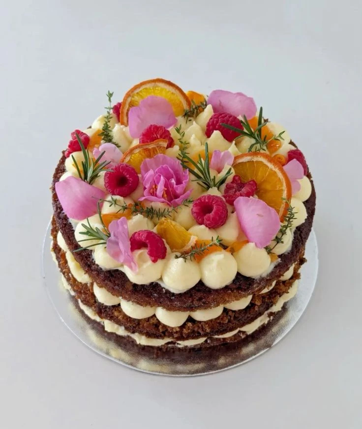 Cómo preparar flores comestibles: la receta ideal para decorar tus tortas

