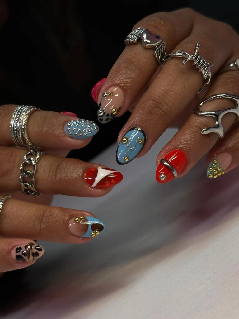 La idea de esta manicura es elegir diferentes diseños para cada uña.