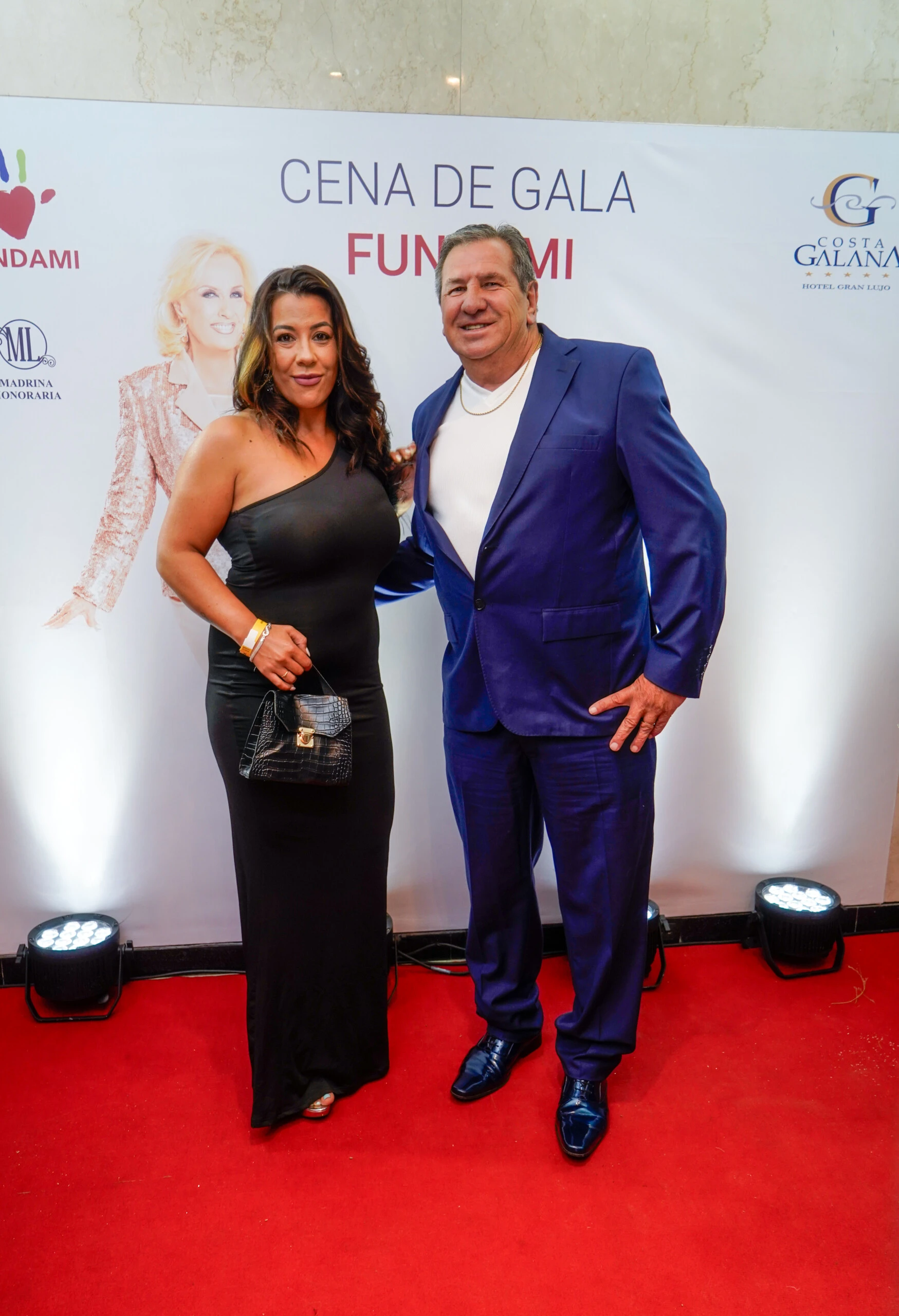 Alberto _Beto_ Martínez, el papá del Dibu Martínez, y su pareja Laura, en la XXVI° edición de la gala anual de FUNDAMI (23)