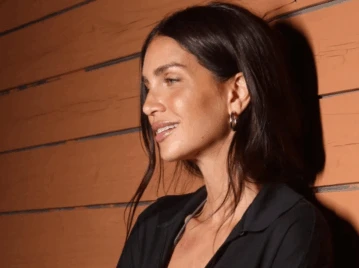 Así resolvió Zaira Nara un look playero ideal para una noche fresca