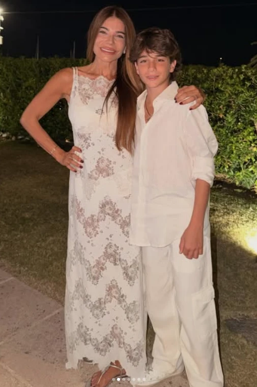 Zulemita Menem junto a su hijo menor. 