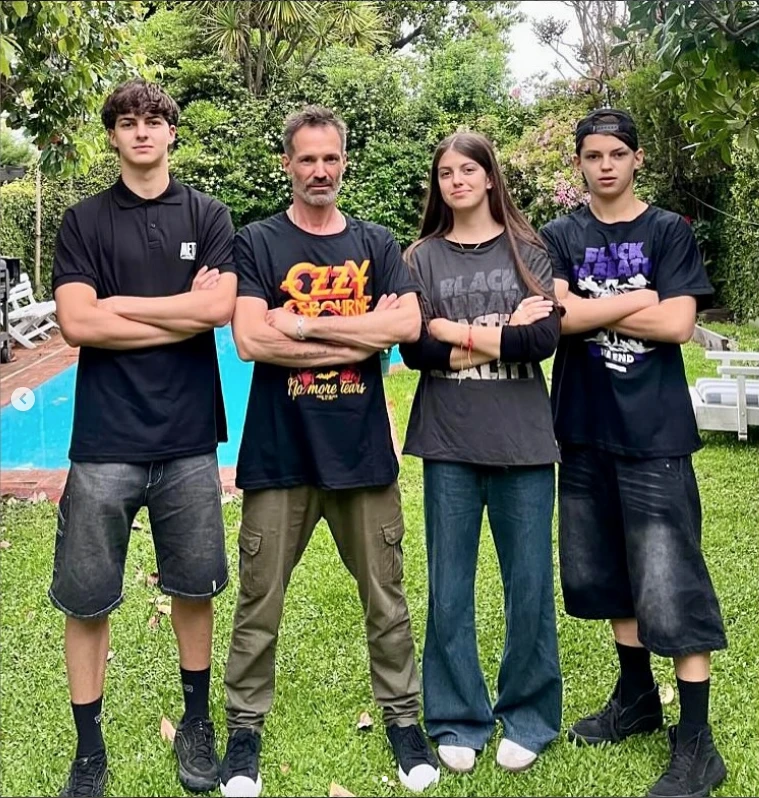 Ale Lacroix con sus tres hijos, que tienen ahora la edad que él tenía cuando fue abusado.