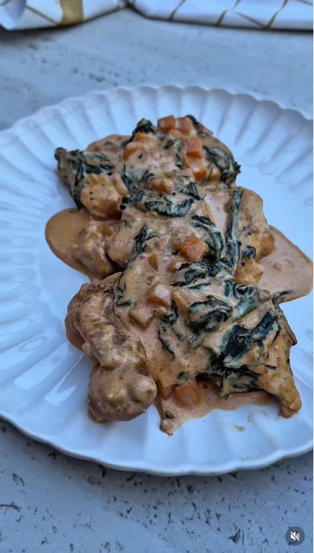 Pollo con crema de espinacas y calabaza