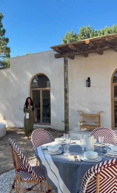 Zaira disfruta los exteriores de su casa