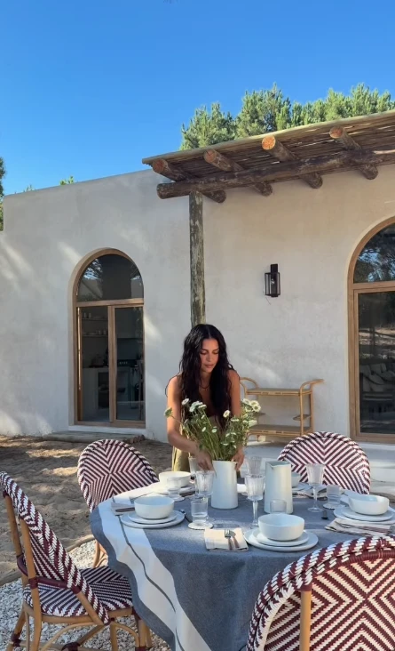 Zaira disfruta del fondo de su casa