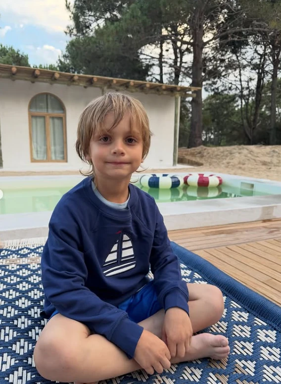 Viggo en el fondo con la pileta por detrás